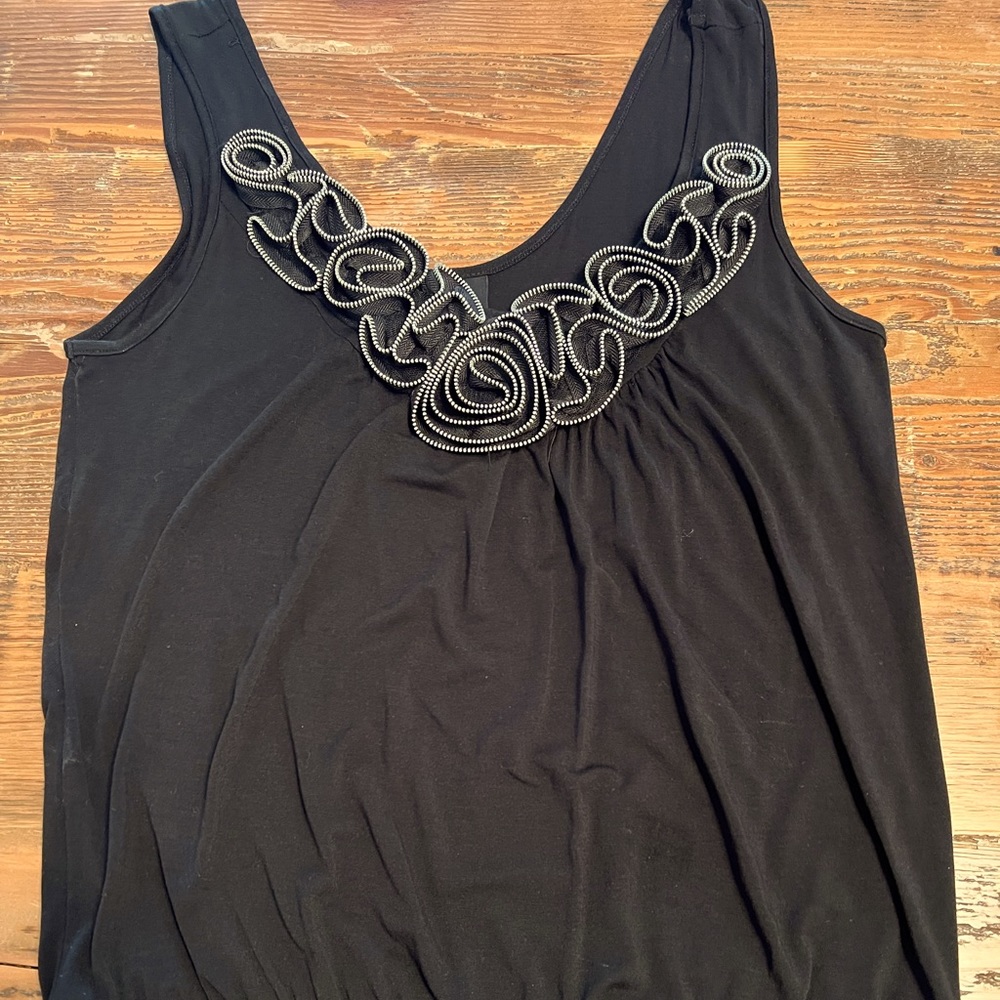 Bobeau fun and flirty top.